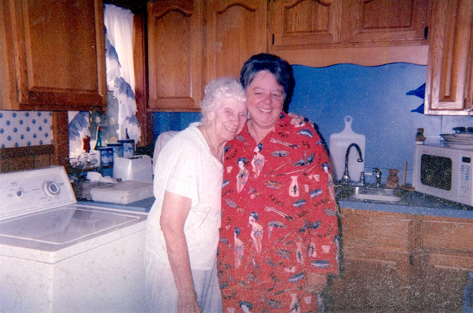 Linda and her mom, 1999. Photo courtesy of Linda Quinlan.