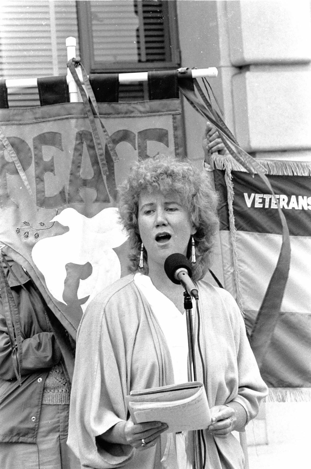 Holly at the Veterans Memorial Anti-War Protest, 1986. Photo Credit: J.A. Rubino. Photo courtesy of Holly Near.