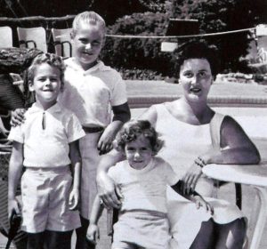 L-R: Bill, brother; Diana Nyad; Liza, sister; and mother. Courtesy of Diana Nyad.